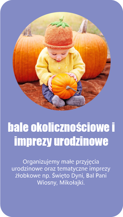 Dziecko w czapce dyni, siedzi przed dyniami. W dłoni trzyma dynię.