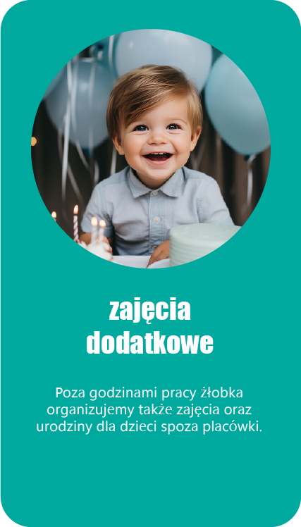 Uśmiechnięte dziecko siedzi przy urodzinowym stole. Na stole tort i świeczki, a w tle niebieskie balony.